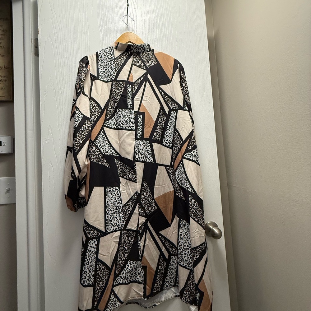 Emery Rose Geometric Long Sleeve Dress - Picture 7 of 7